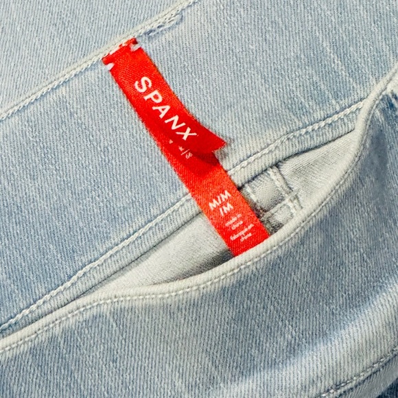 👖🍑 SPANX EveryWear Flare Jeans | Light Wash Booty-Lift Tummy Shaping Denim Sz M - Picture 3 of 3